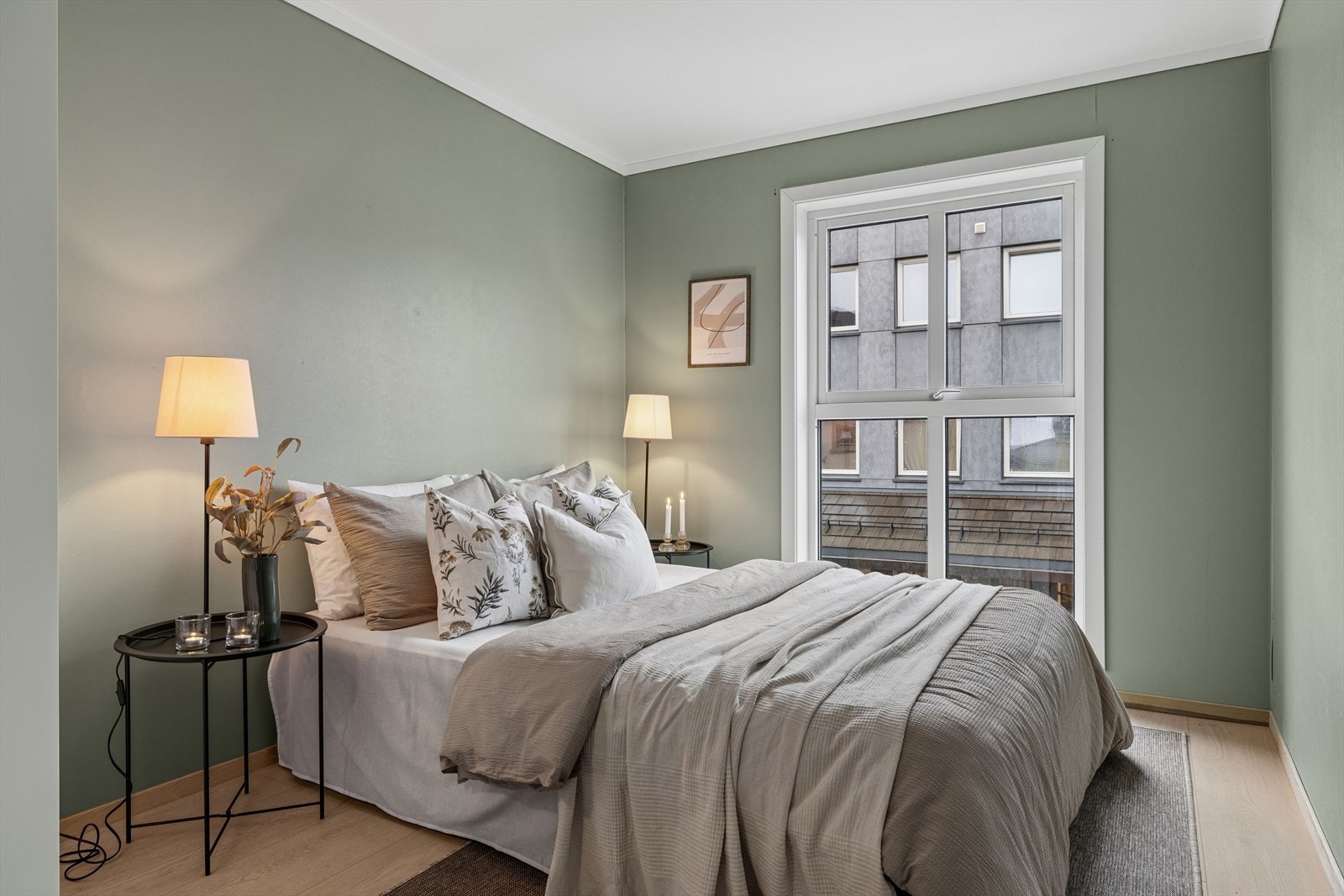 Leiligheten har 2 soverom av god størrelse. Begge rom har garderobeskap. Nydelig fargevalg på veggene. Galleribilde