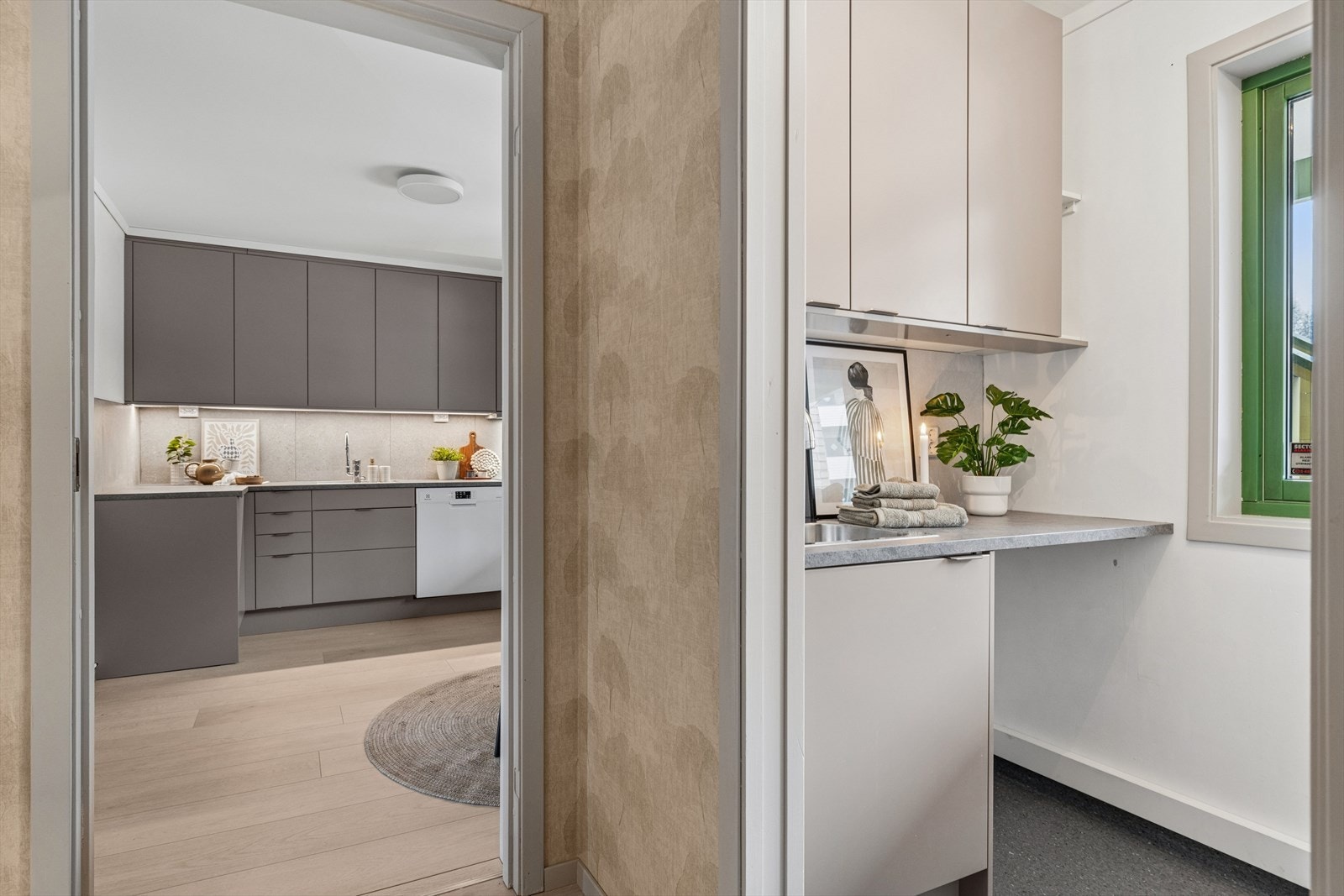 Vaskerom med oppgraderte overflater og innredning med nedfeldt kum i benkeplate fra 2025. Gulv med nytt vinylbelegg. Malte plater på vegger. Galleribilde