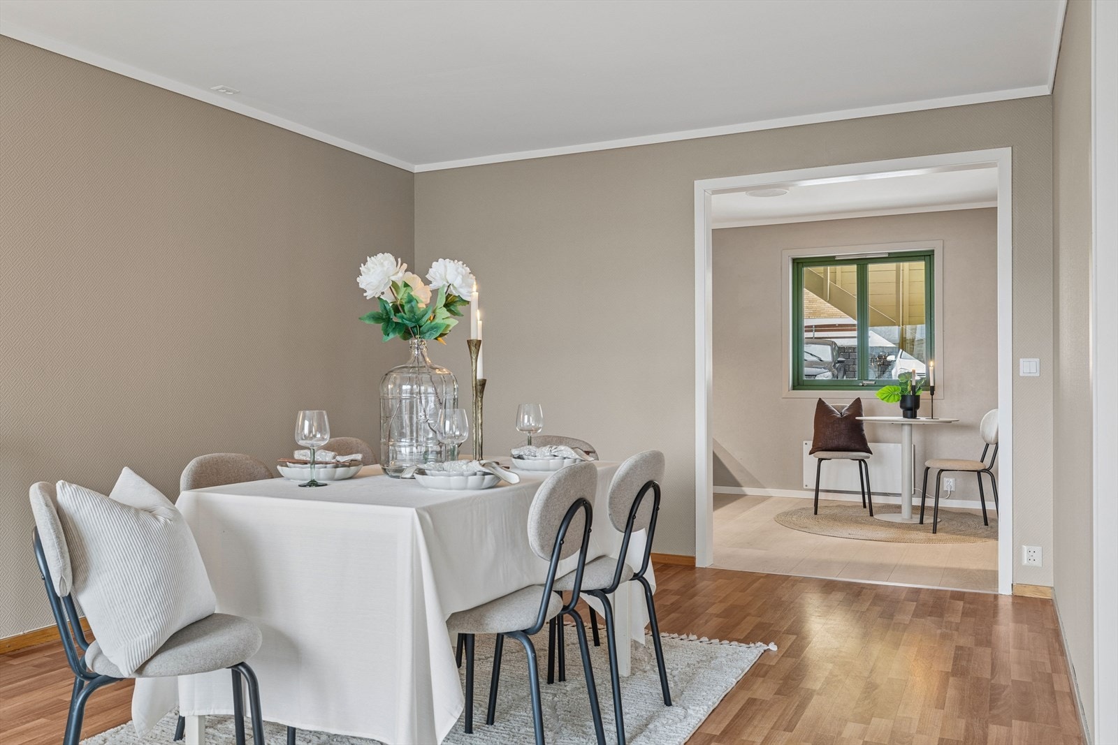 Koselig spiseplass - Her inviteres det til en rolig kopp med morgenkaffe - Eller en rask matbit til folk på farten. Galleribilde