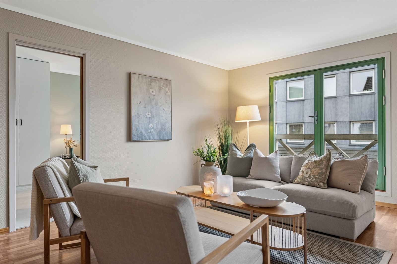 Store vindusflater som lar dagslyset flyte fritt. Galleribilde