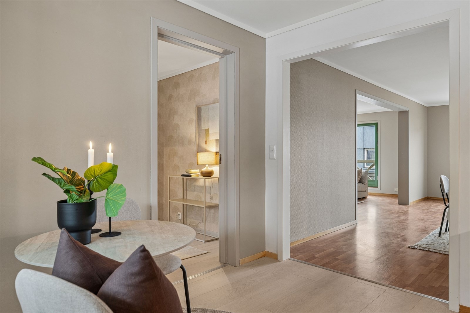 Plass til spisebord ved vinduet. Galleribilde