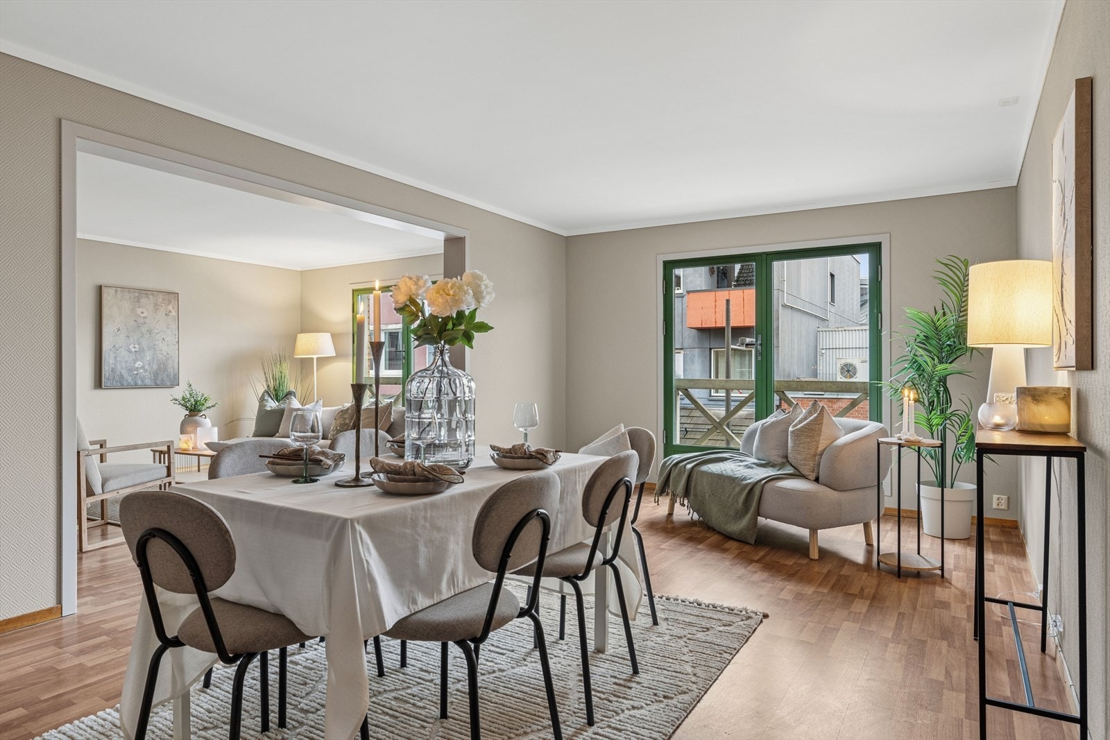 Lys og romslig stue med gode innredningsmuligheter til sofagruppe og tv-møblement. Galleribilde