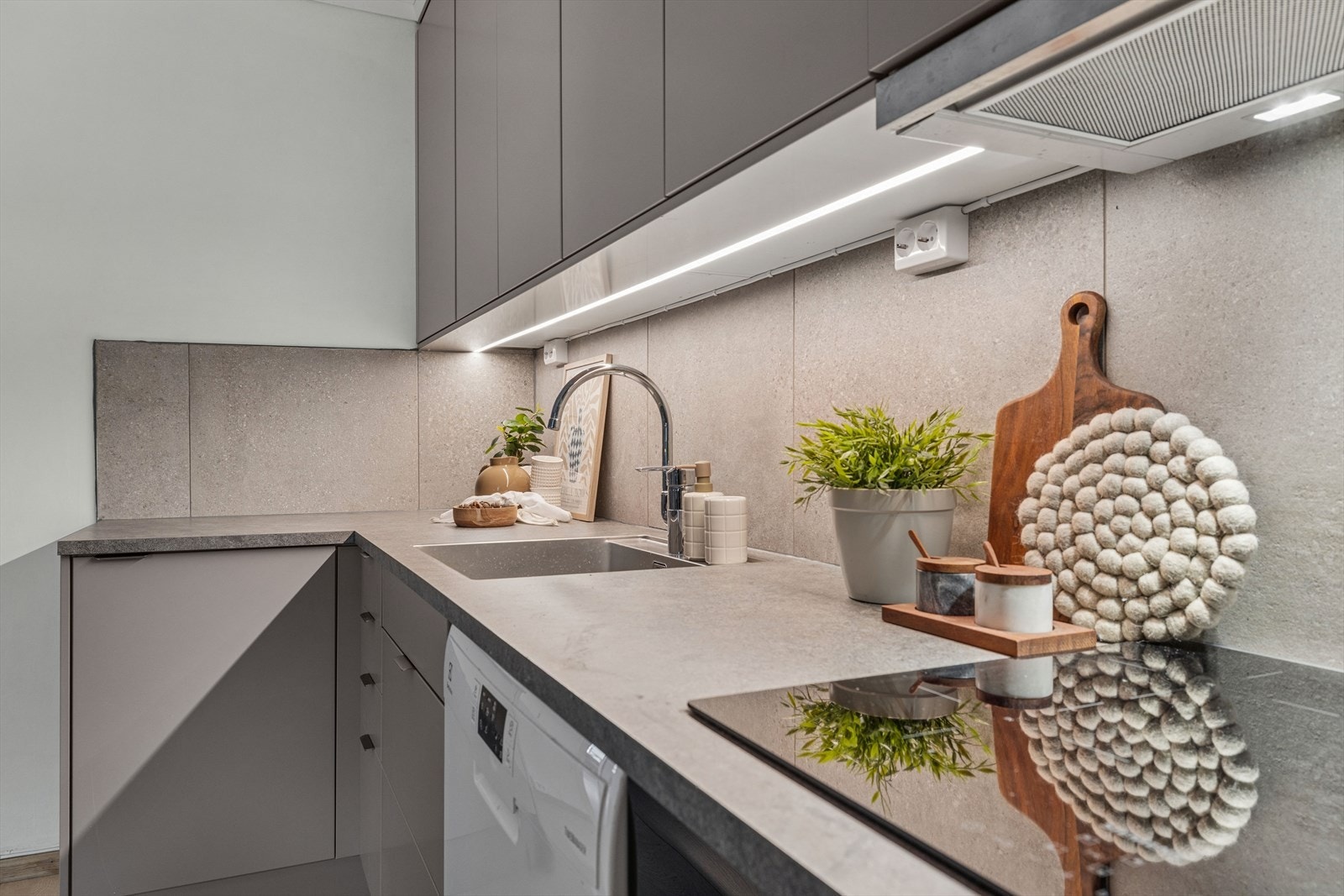 God skap- og benkeplass og innredning slik at matlagingen forenes med sosialt samvær. Galleribilde