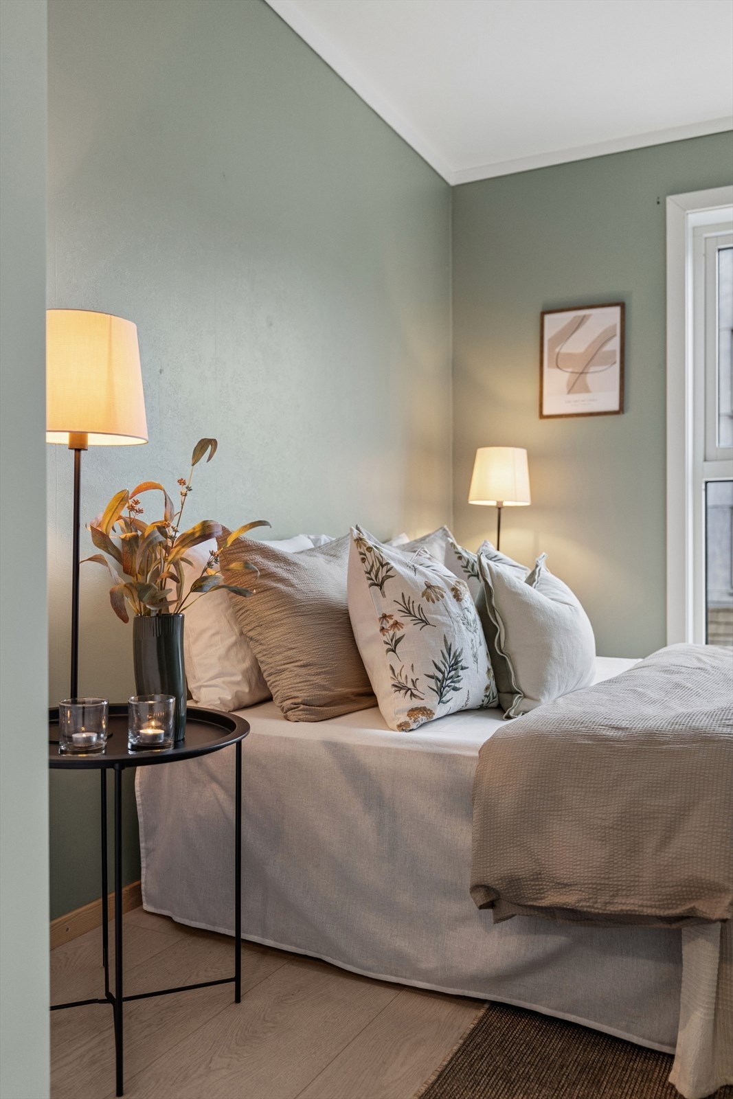 Hovedsoverommet har plass til dobbeltseng og nattbord. Nytt lydisolert vindu. Galleribilde