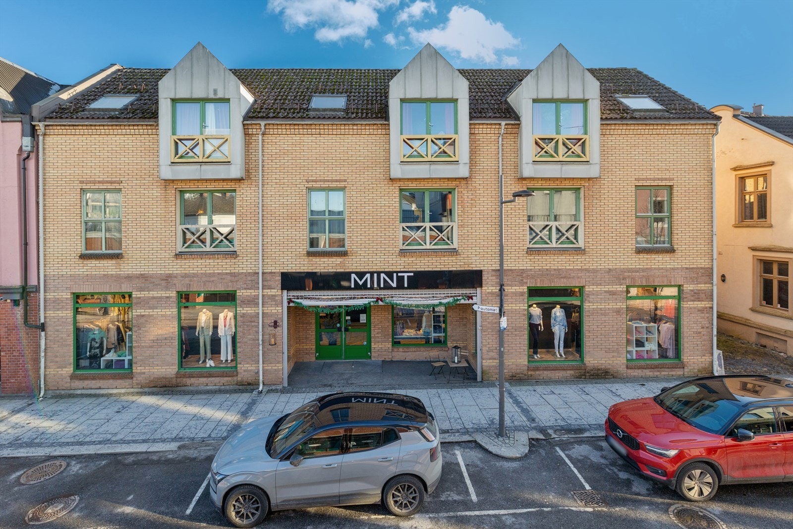 Leiligheten har 2 franske balkonger med stilfullt kryssrekkverk. Galleribilde