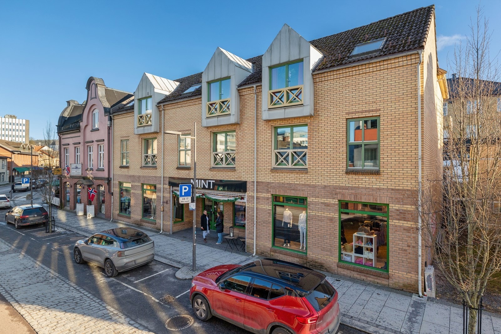 Attraktiv selveierleilighet i 2. etasje med lave fellesutgifter - ideell for deg som ønsker en urban og aktiv livsstil! Galleribilde