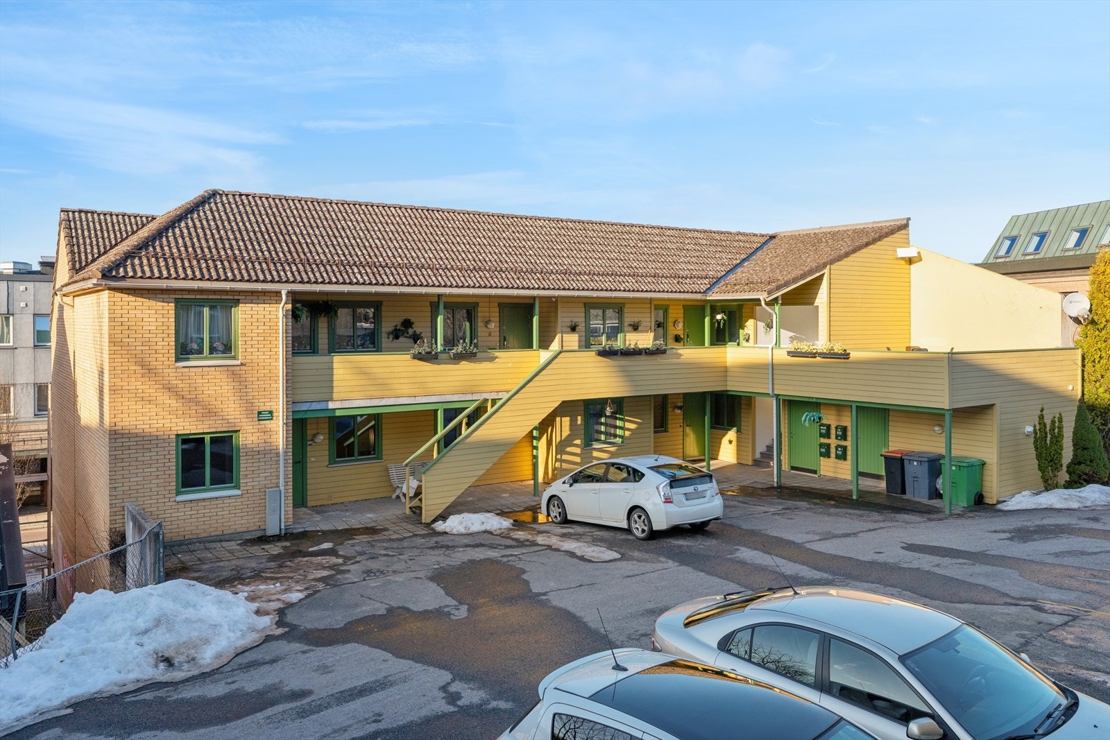 Egen parkering på felles parkeringsplass. Galleribilde