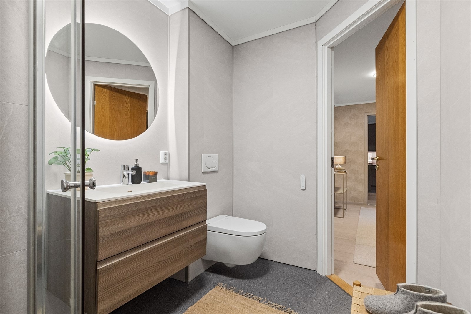 Pent bad fra byggeår med oppgraderte overflater og innredning i 2025. Galleribilde