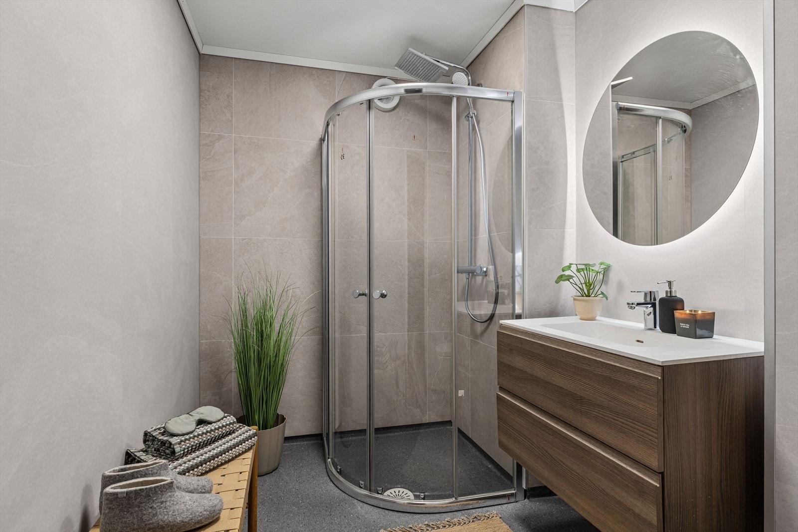 Baderomsgulv med vinylbelegg og varmekabler. Flis og baderomsplater på vegger. Galleribilde