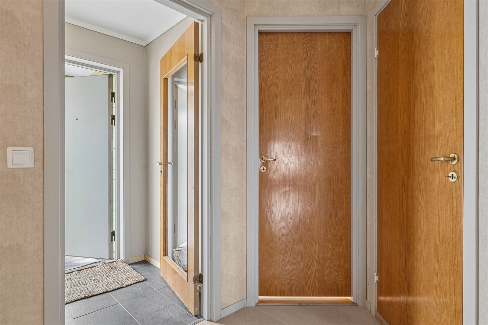 Trivelig vindfang som ønsker deg velkommen inn. Galleribilde