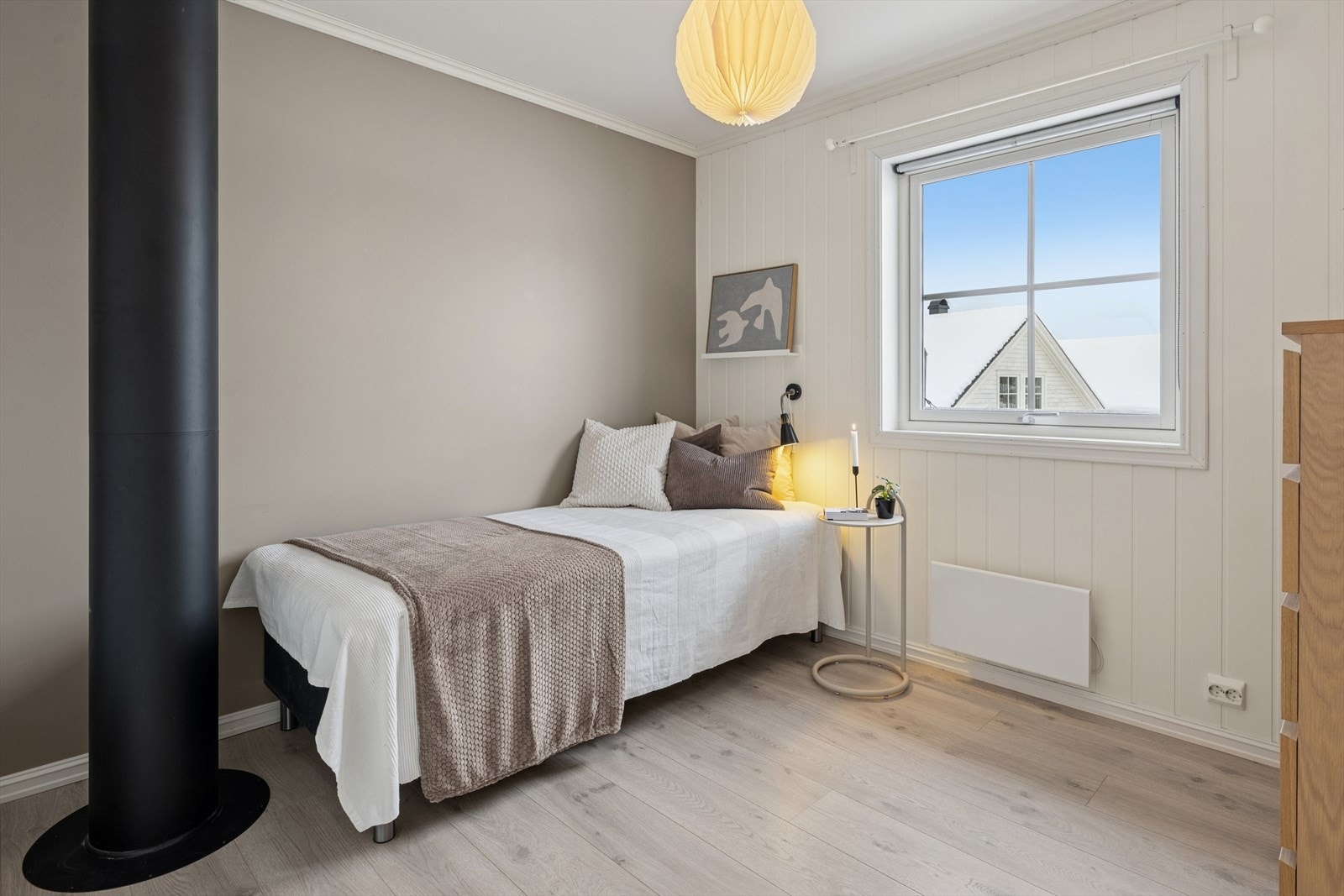 Soverom 3 med flott kontrastvegg i lun farge. Galleribilde