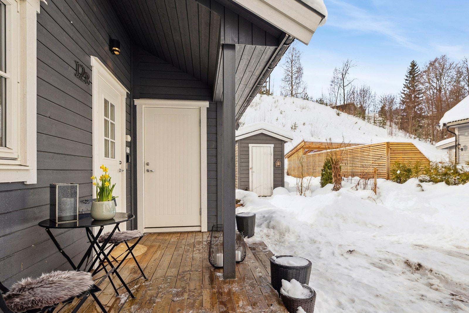 Inngangspartiet, hvor det også er inngang til en stor bod. Galleribilde