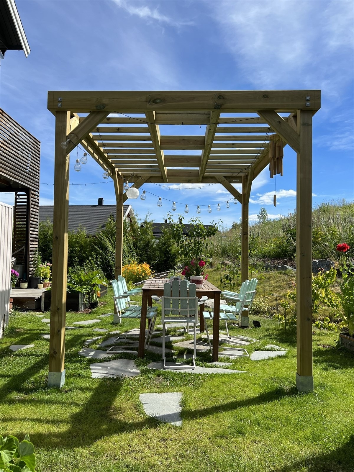 Flott spiseplass under pergola. Dette er en av flere uteplasser tilknyttet boligen. Galleribilde