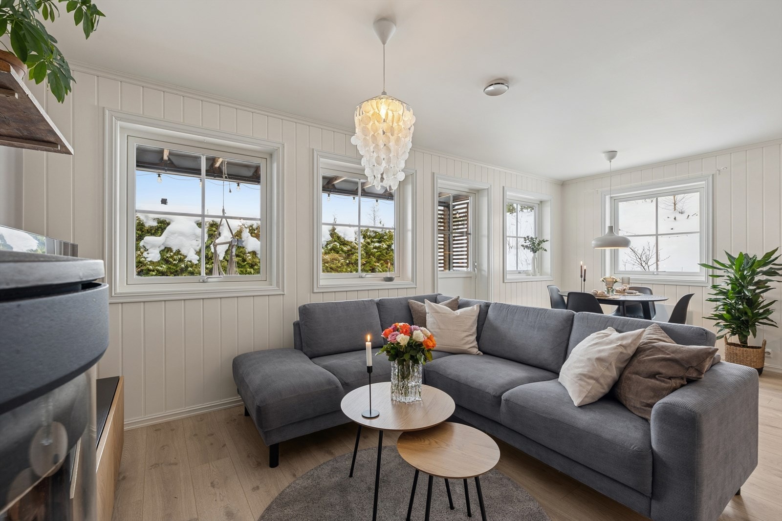 Boligen har en lys og innbydende stue. Galleribilde