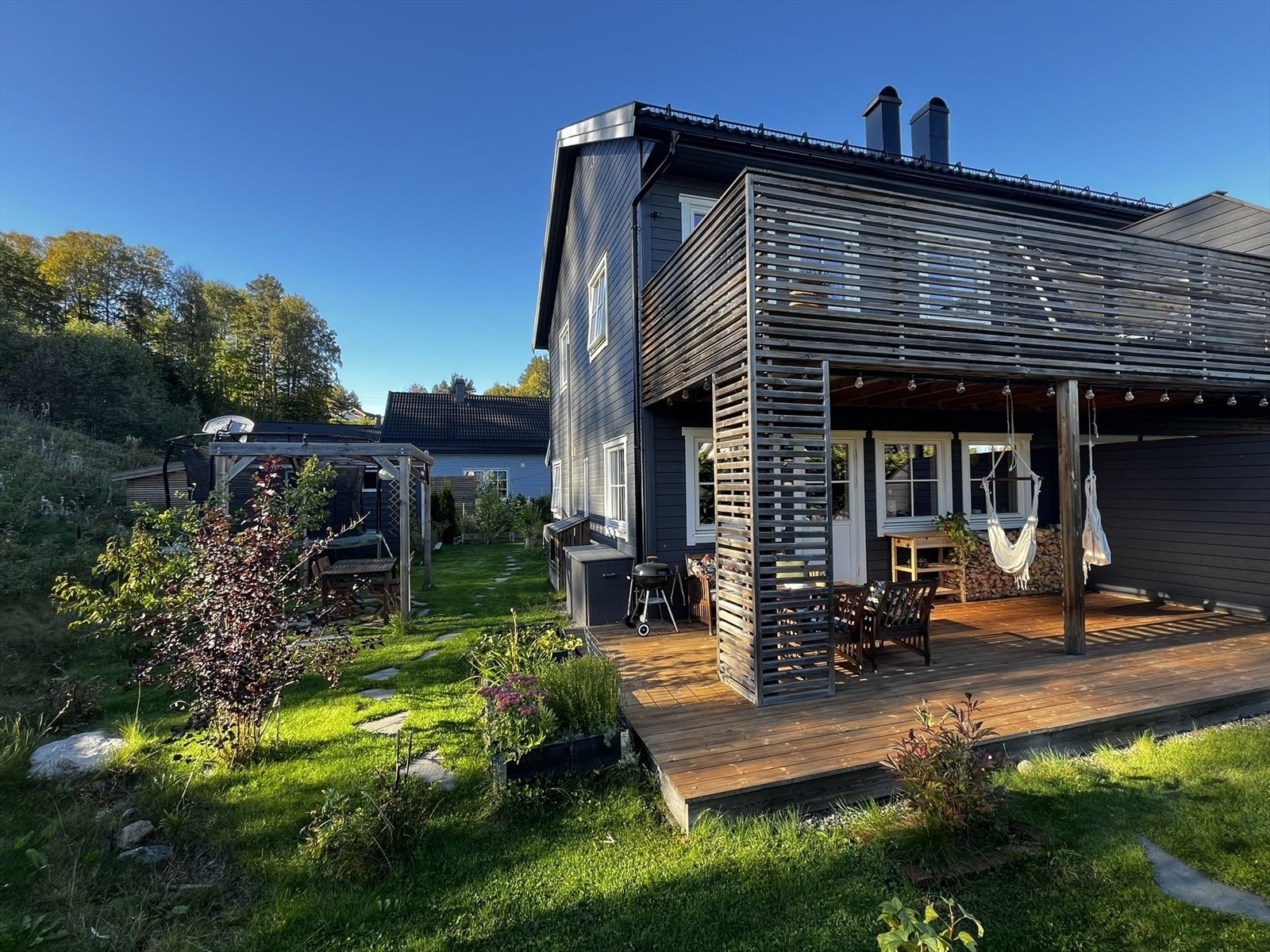 Uteområdet har flotte plenarealer med diverse beplantning. Galleribilde