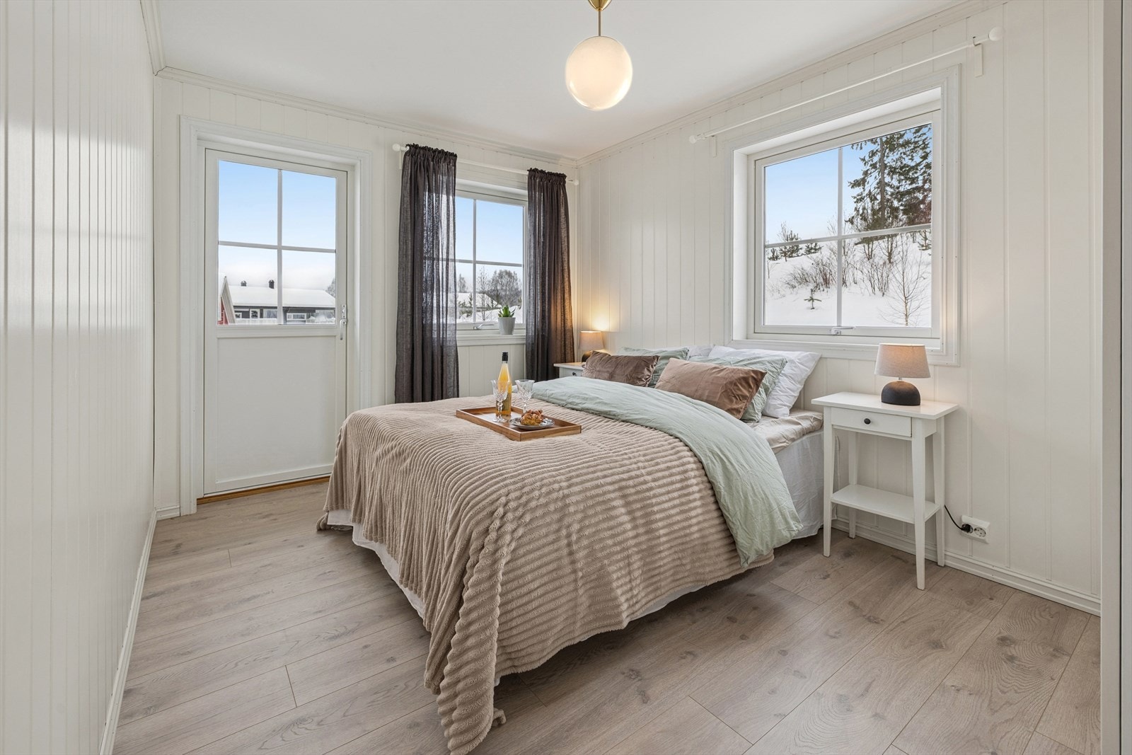 Soverom 1 har et stilrent uttrykk. Galleribilde