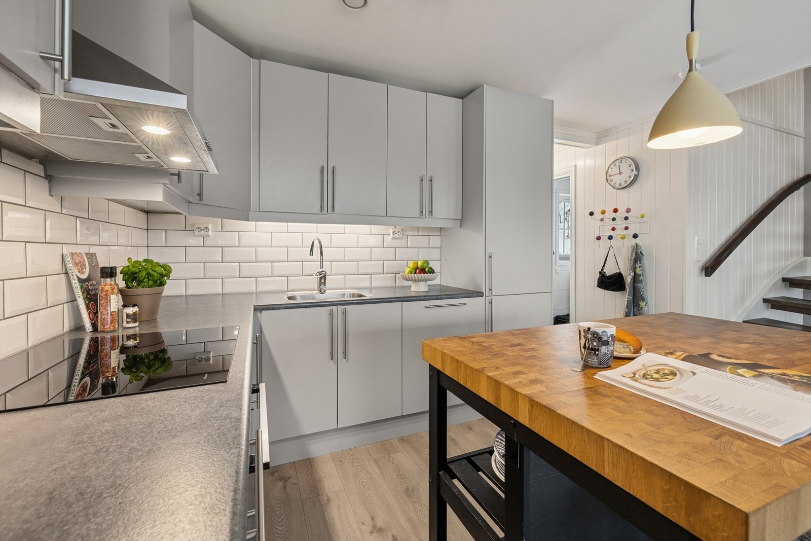 Kjøkkenet har godt med skap- og benkeplass. Galleribilde