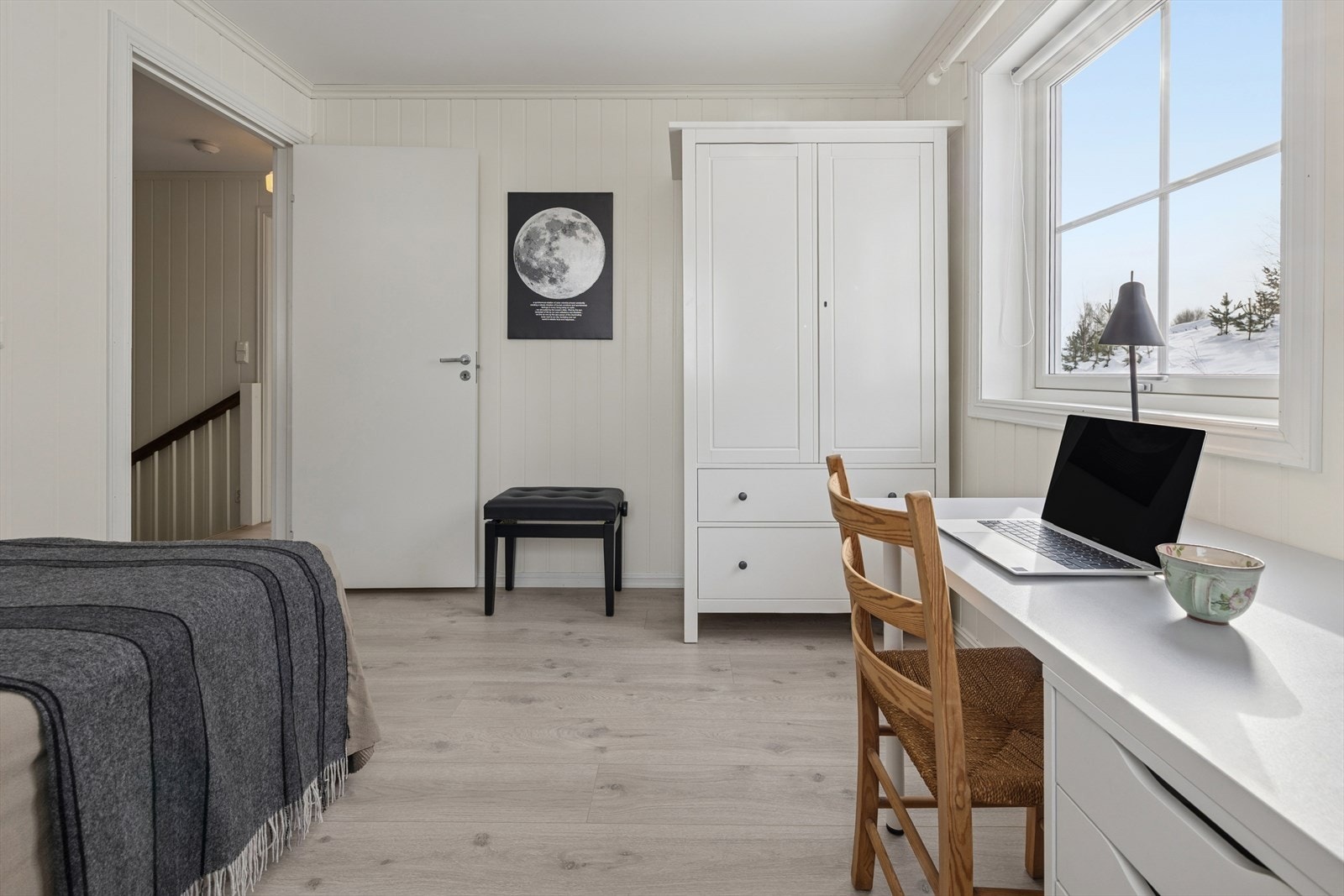 God plass til garderobeskap på soverommet. Galleribilde