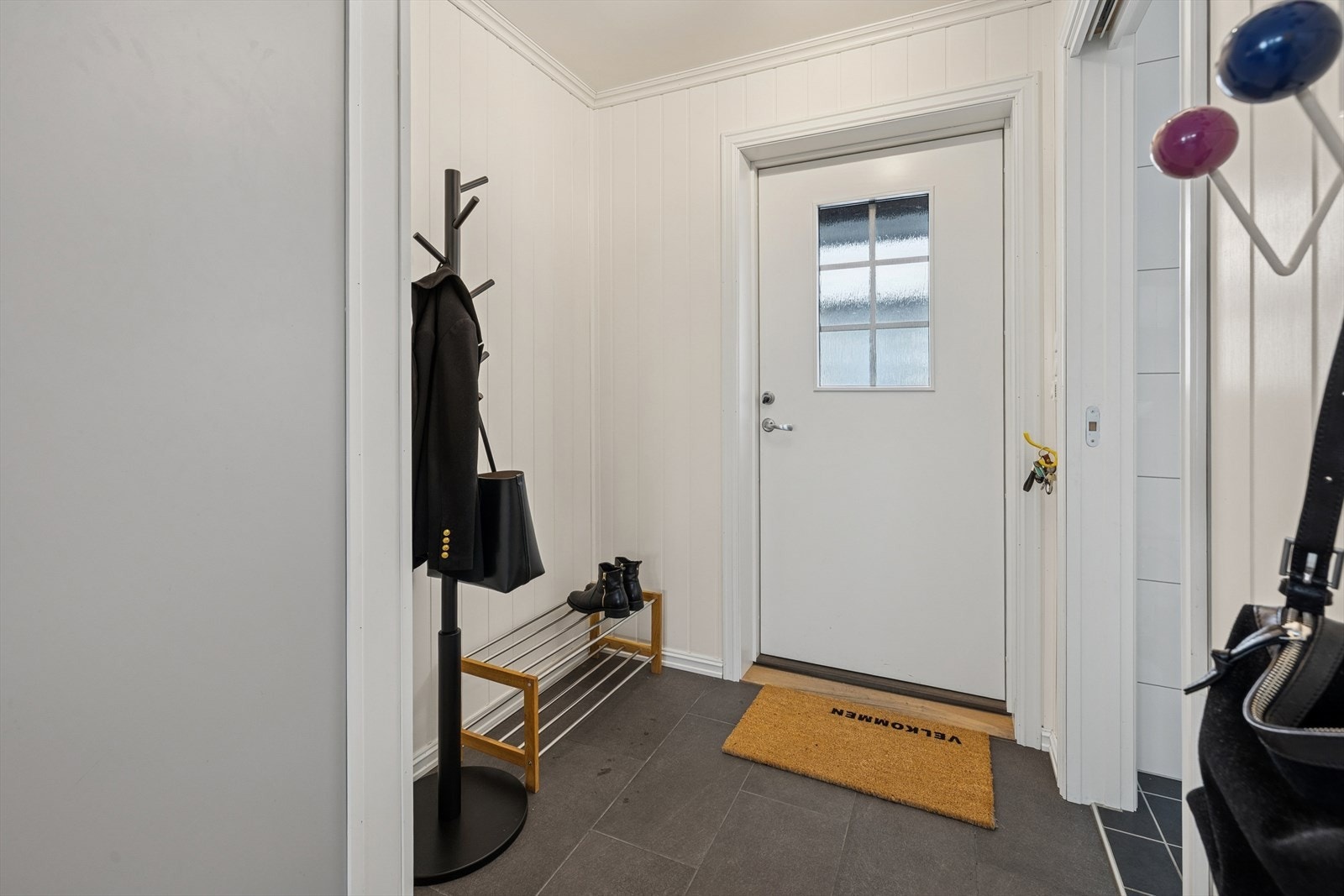 Praktisk flislagt gang med gulvvarme. Galleribilde