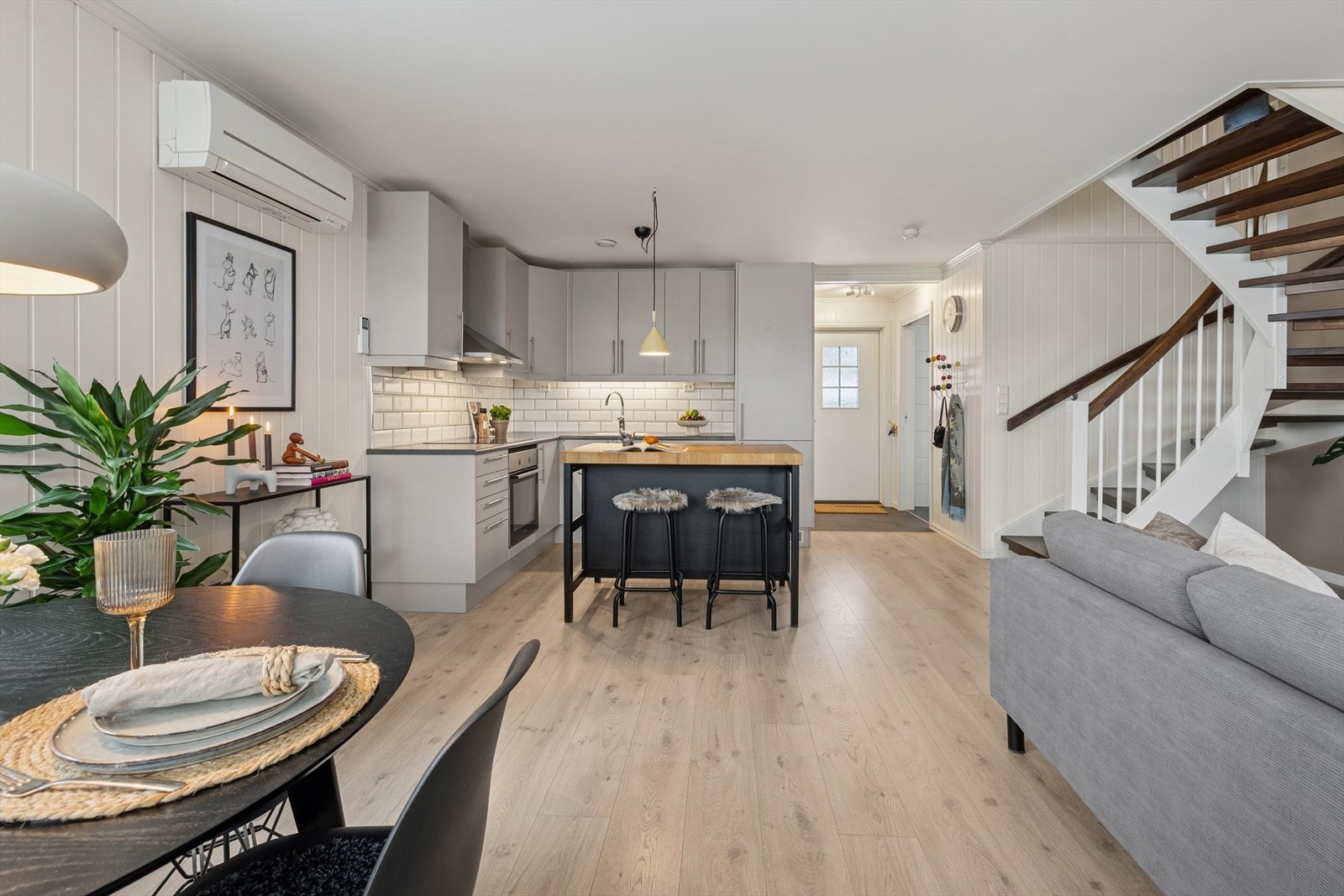 Ved stuen/kjøkkenet er det også varmepumpe. Galleribilde