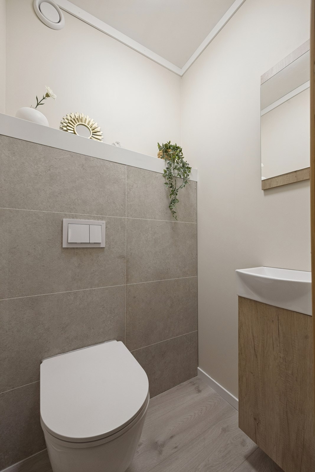 Oppgradert toalettrom (2025/26) med moderne uttrykk og vegghengt toalett. Galleribilde