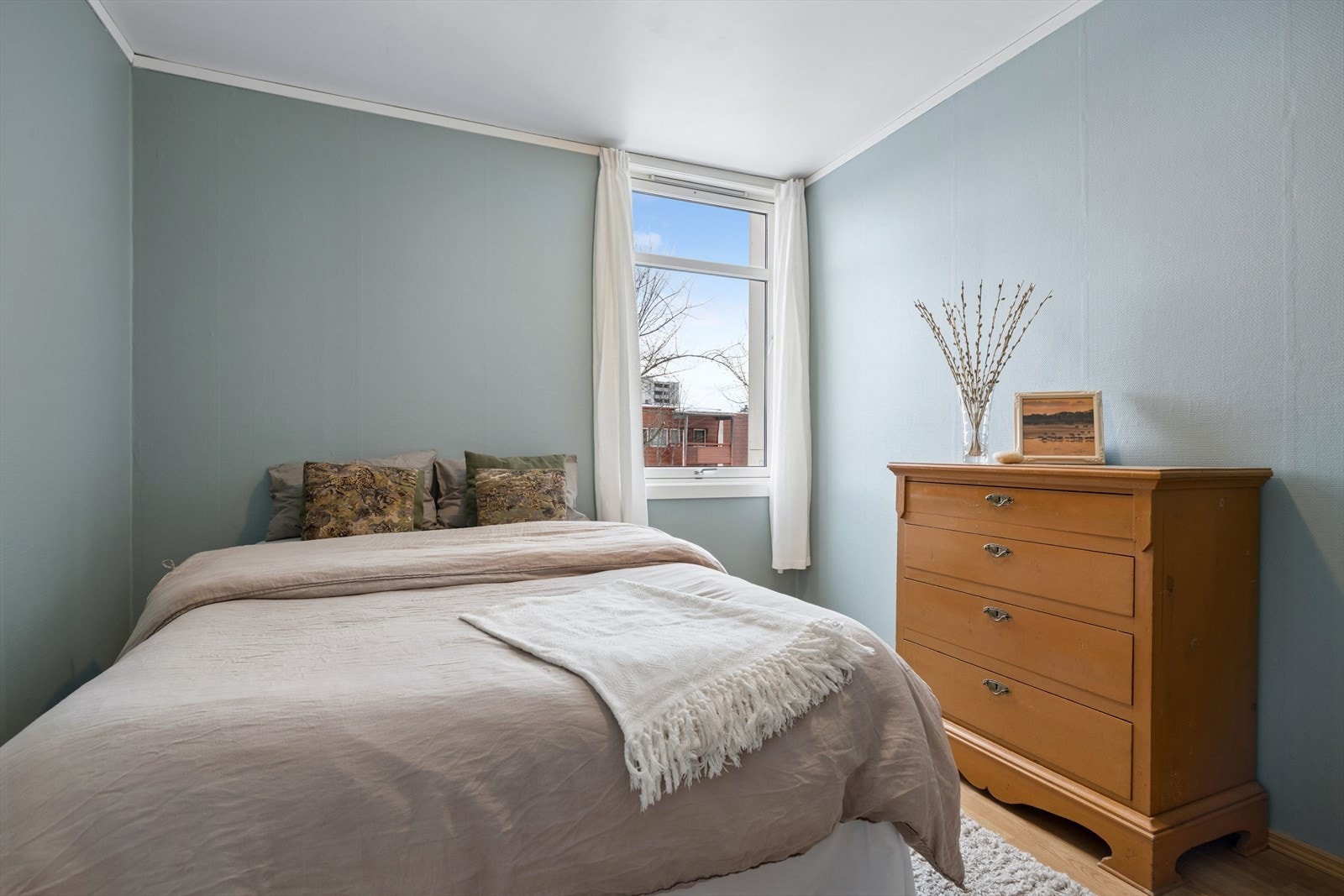 Romslig hovedsoverom med god plass til dobbeltseng og garderobe. Galleribilde