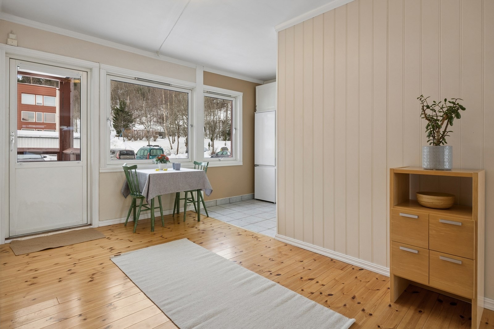 Praktisk utgang fra kjøkkenet til terrasse - flott for morgenkaffe og utemåltider. Galleribilde