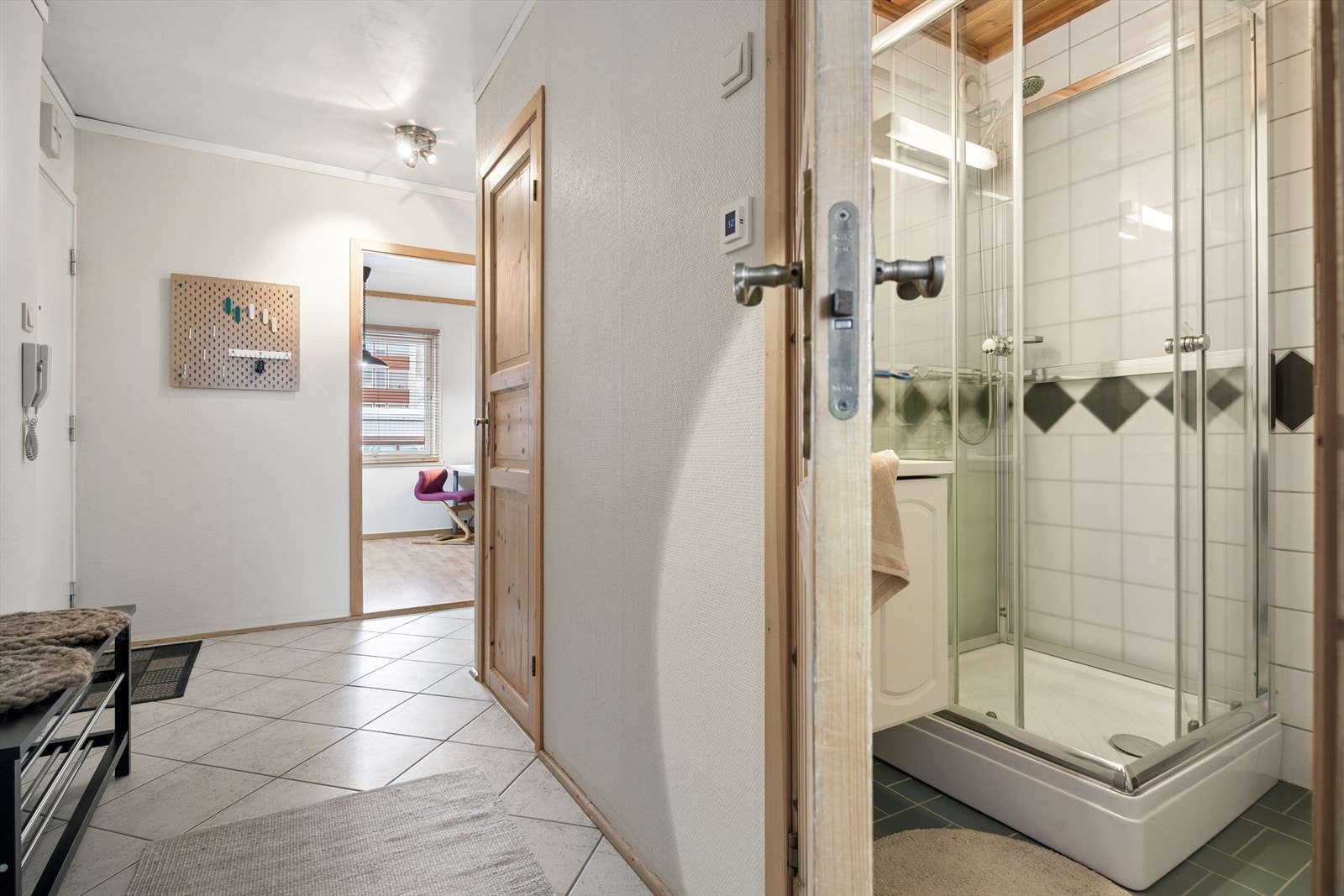 Flislagt bad med gulvvarme, dusjkabinett og god oppbevaringsplass. Galleribilde