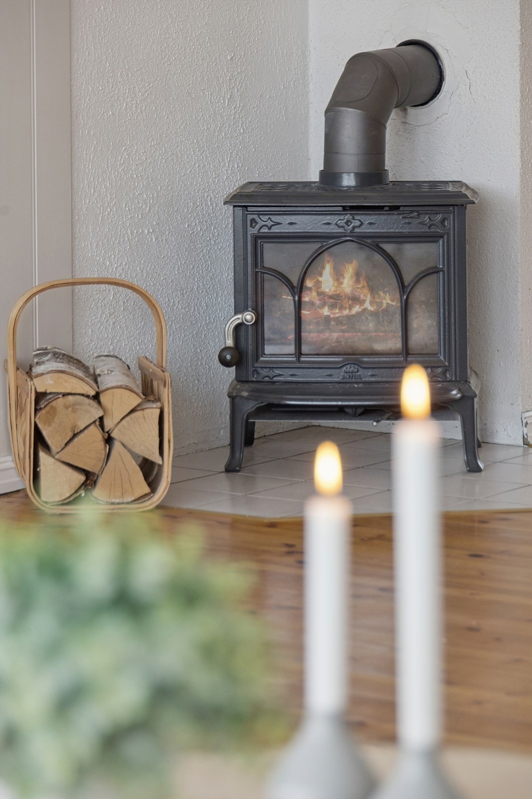 Varme og stemning med peisovn - perfekt for kjølige kvelder. Galleribilde