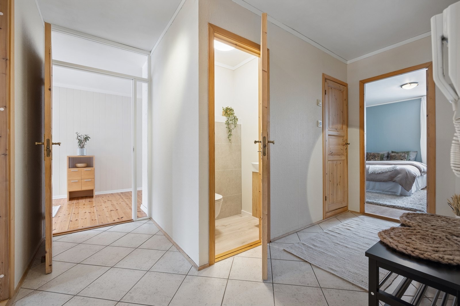 Onngangsparti med slitesterke fliser og plass til garderobeløsning. Galleribilde