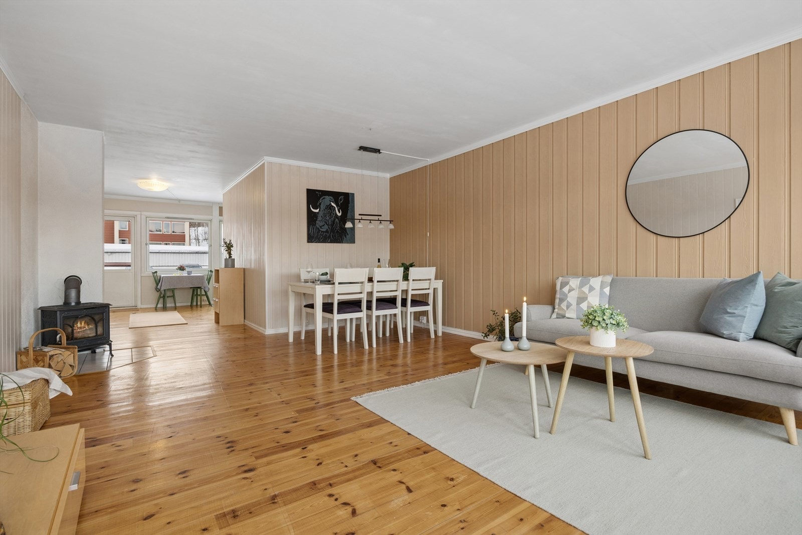 God plass til både sofakrok og spiseplass - et naturlig samlingspunkt i hjemmet. Galleribilde