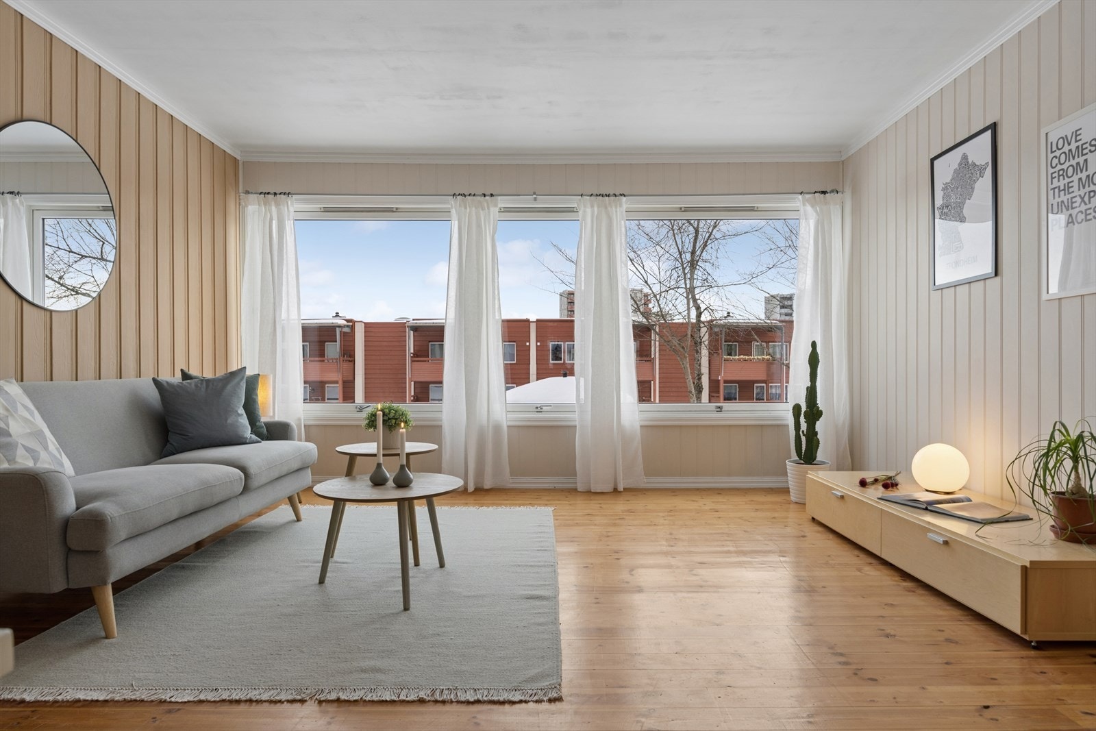 Romslig stue med store vindusflater og god plass til både sofa- og spisegruppe. Galleribilde