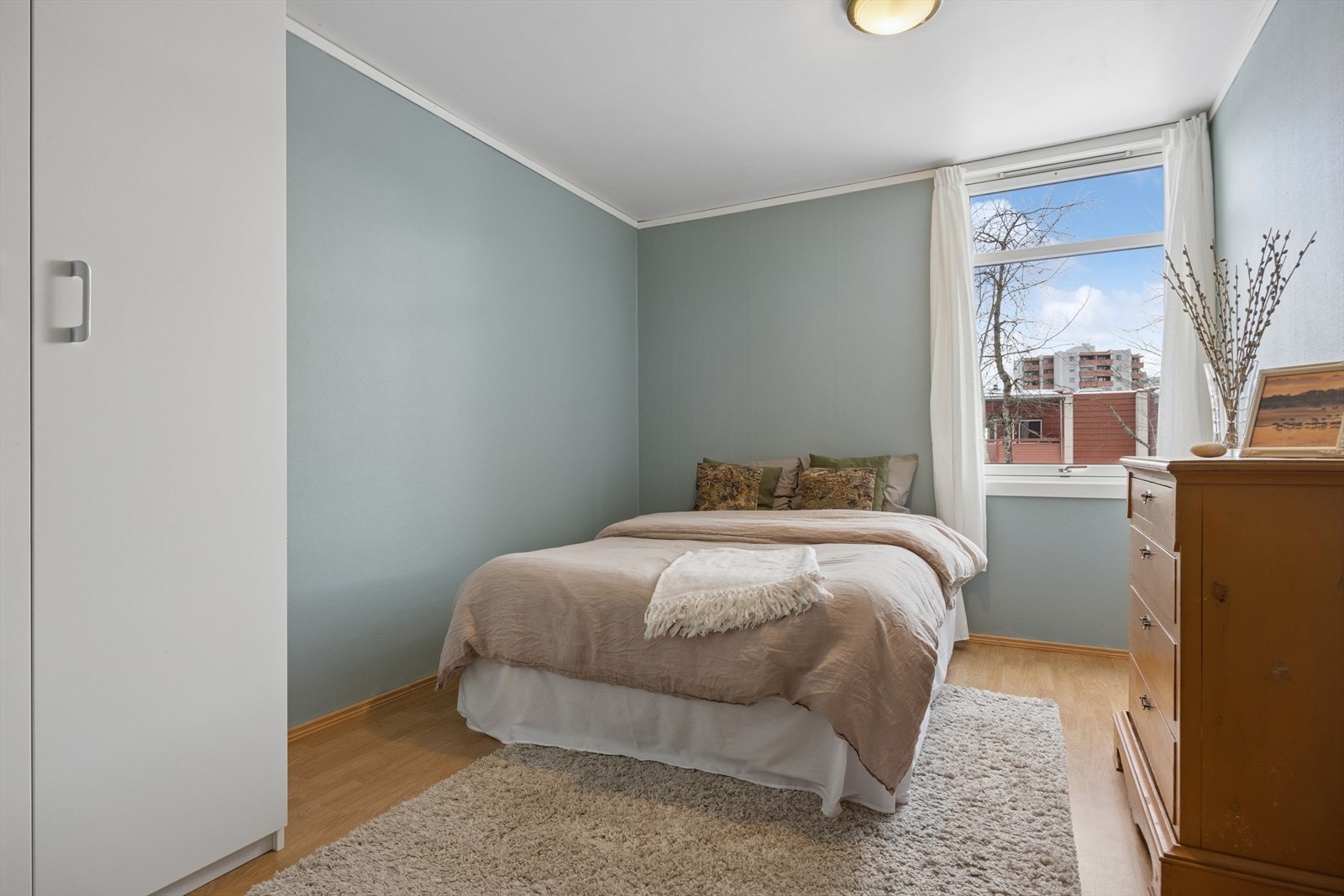 Garderobeskap medfølger i handelen. Galleribilde