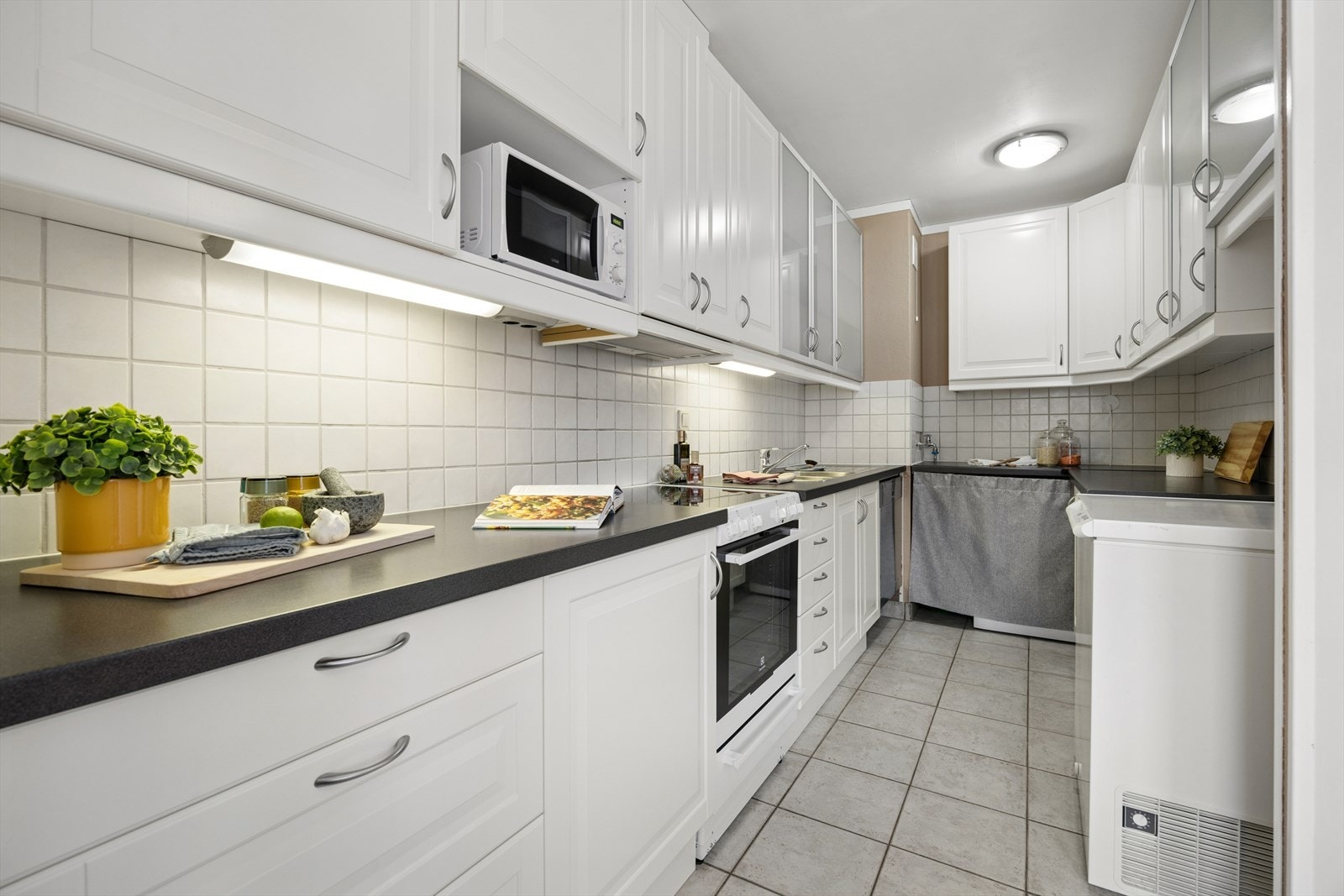 Fliser over benk og store vindusflater gir et friskt og tidløst uttrykk. Galleribilde