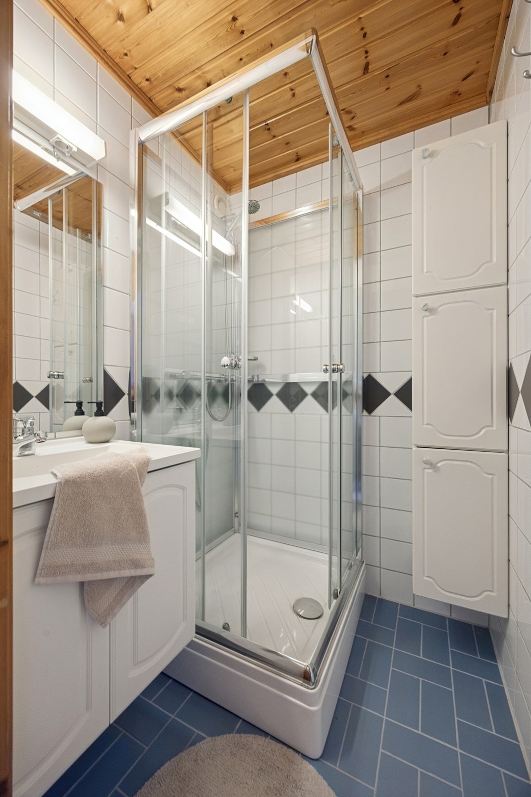 Oversiktlig og tidløst bad med lyse flater og funksjonelle løsninger. Galleribilde