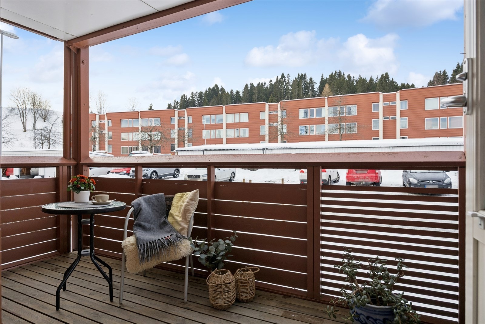 Trivelig terrasse med fine solforhold og enkel adkomst fra kjøkkenet. Galleribilde