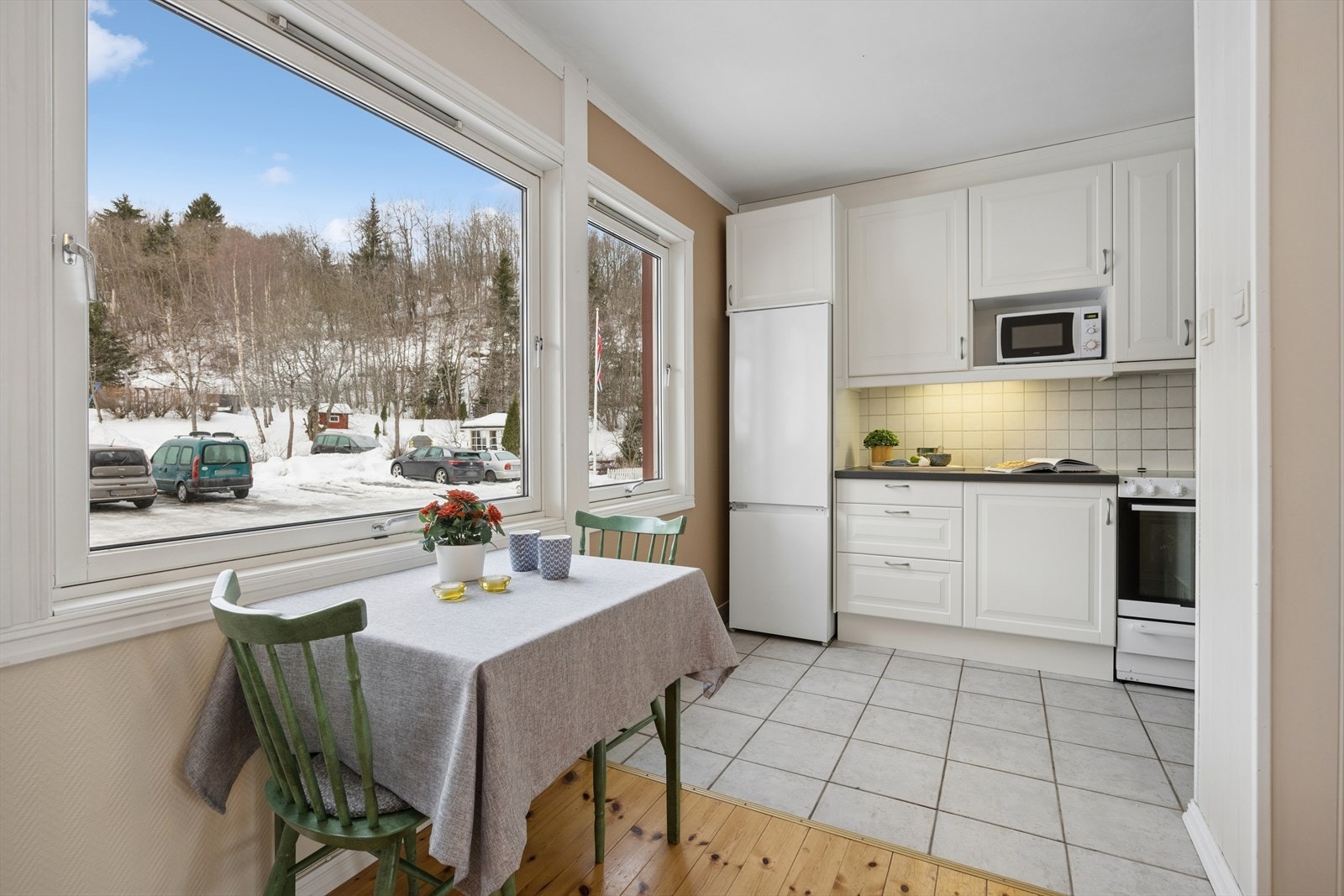 Lyst og praktisk kjøkken med god benkeplass og hyggelig spiseplass. Galleribilde