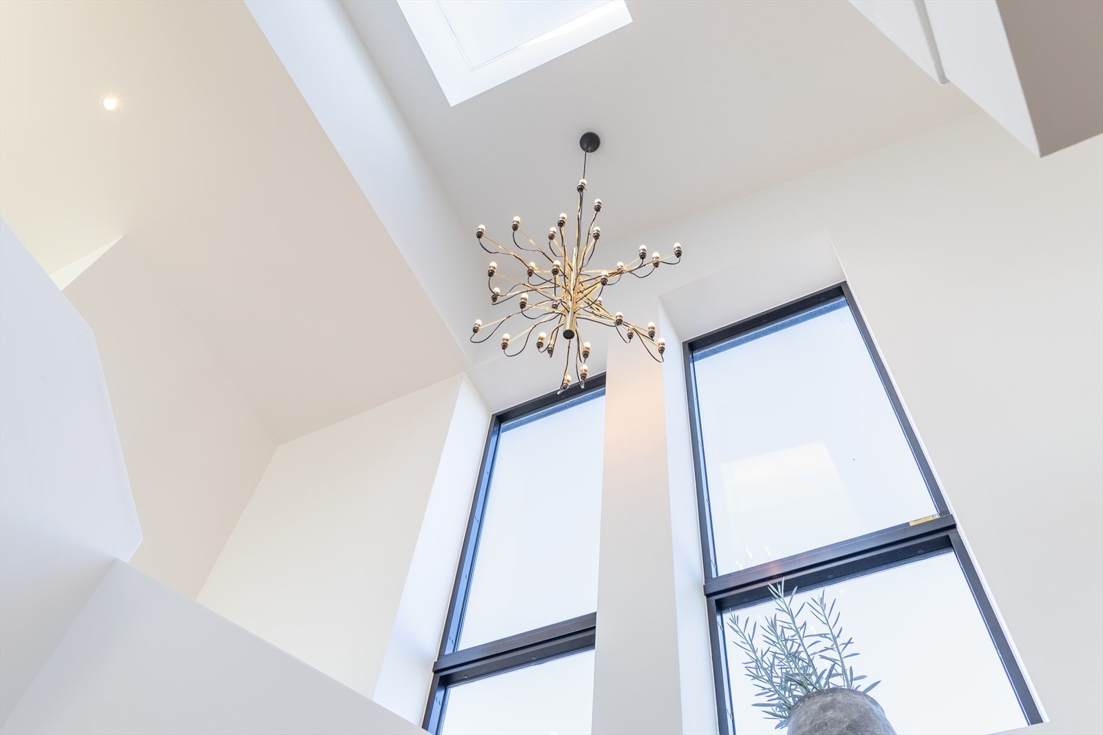 Takvindu i kombinasjon med store vindusflater gir et lys som er virkelig spesielt. Galleribilde