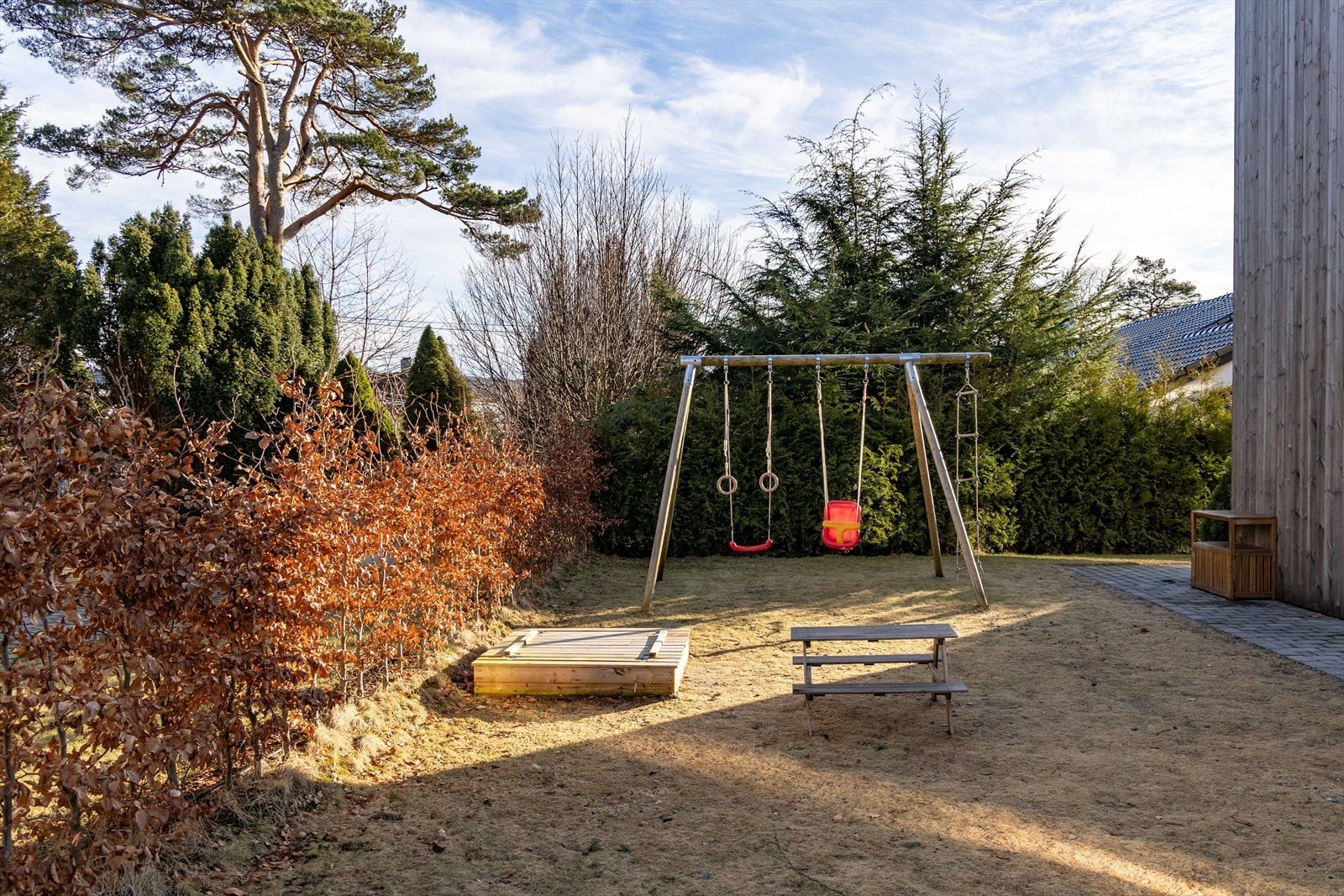 Her får barna lekeplass i egen hage. Galleribilde
