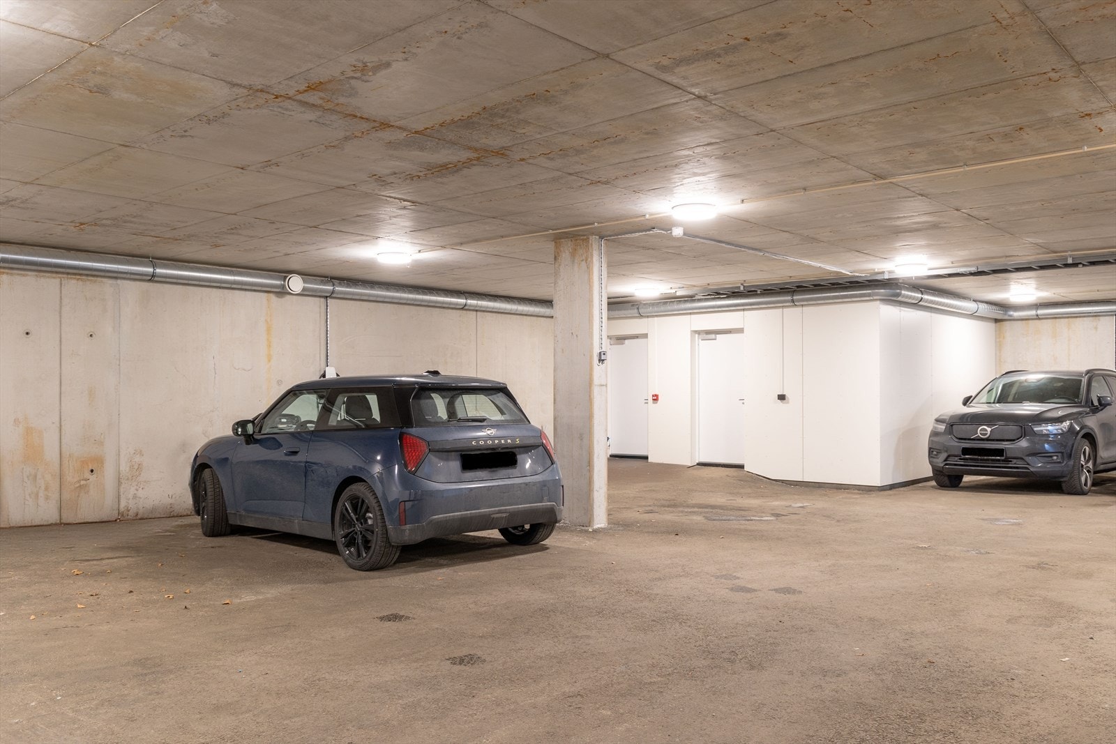 Det følger 3 parkeringsplasser i underjordisk garasje. 2 stk. elbil-ladere. Galleribilde