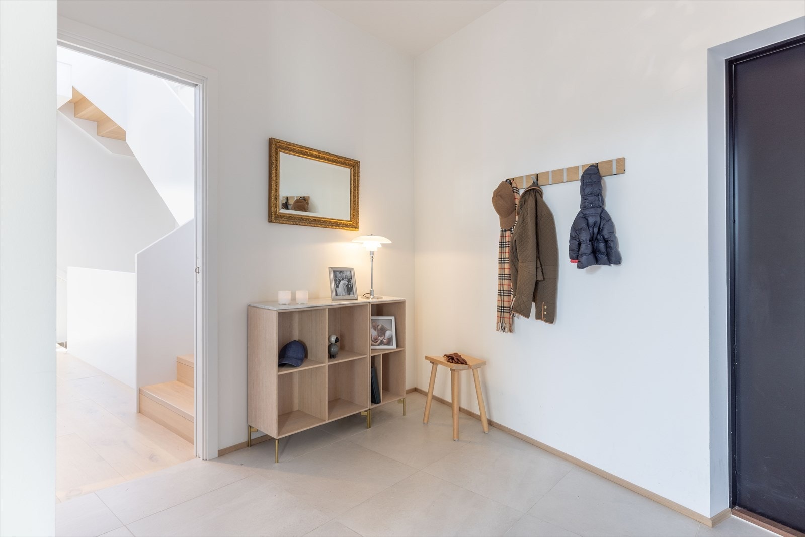 Inngangen i hovedetasjen. Galleribilde