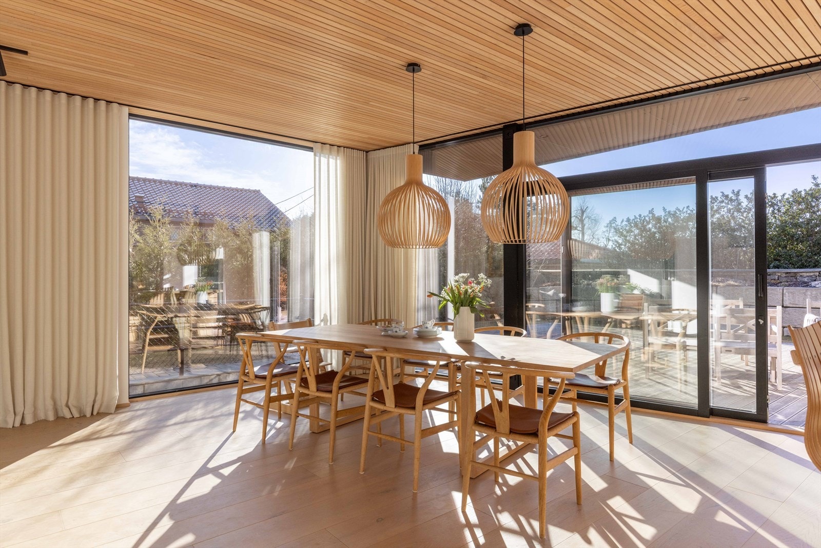 Fra kjøkkenet går man ut på terrassen via skyvedøren i front. 74 kvm. usjenert uteplass. Galleribilde