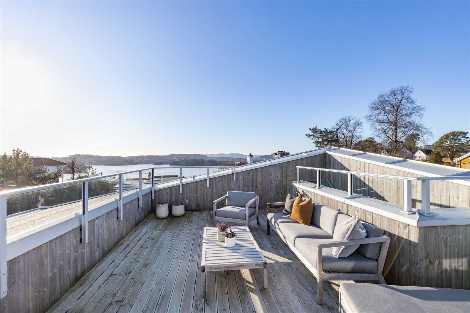 360 gr. utsikt fra den solrike, lune og usjenerte takterrassen. Galleribilde