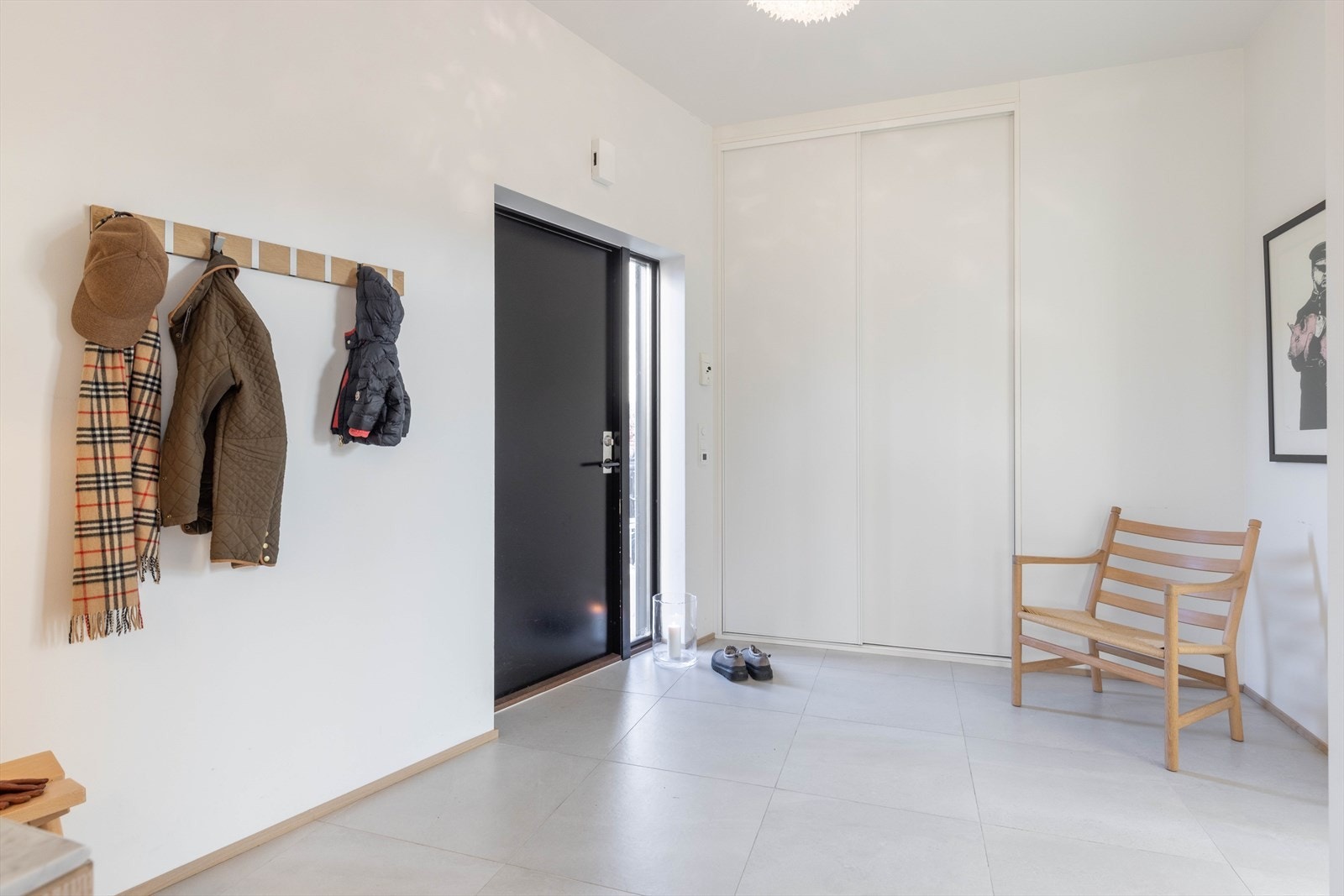 Også her er det stor, integrert garderobeløsning fra Multiform. Galleribilde