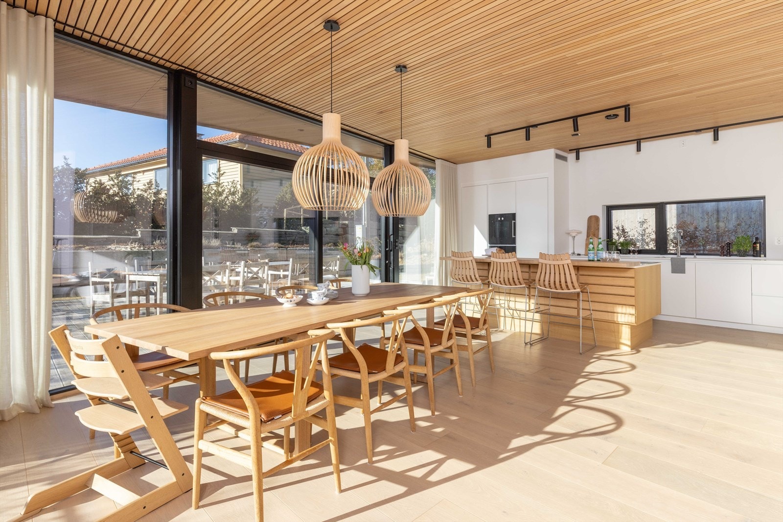 Her kan det enkelt dekkes til 16 personer. Julaften med familien? 2 års dagen til junior? Inviter storfamilien til festligheter og store dager. Galleribilde