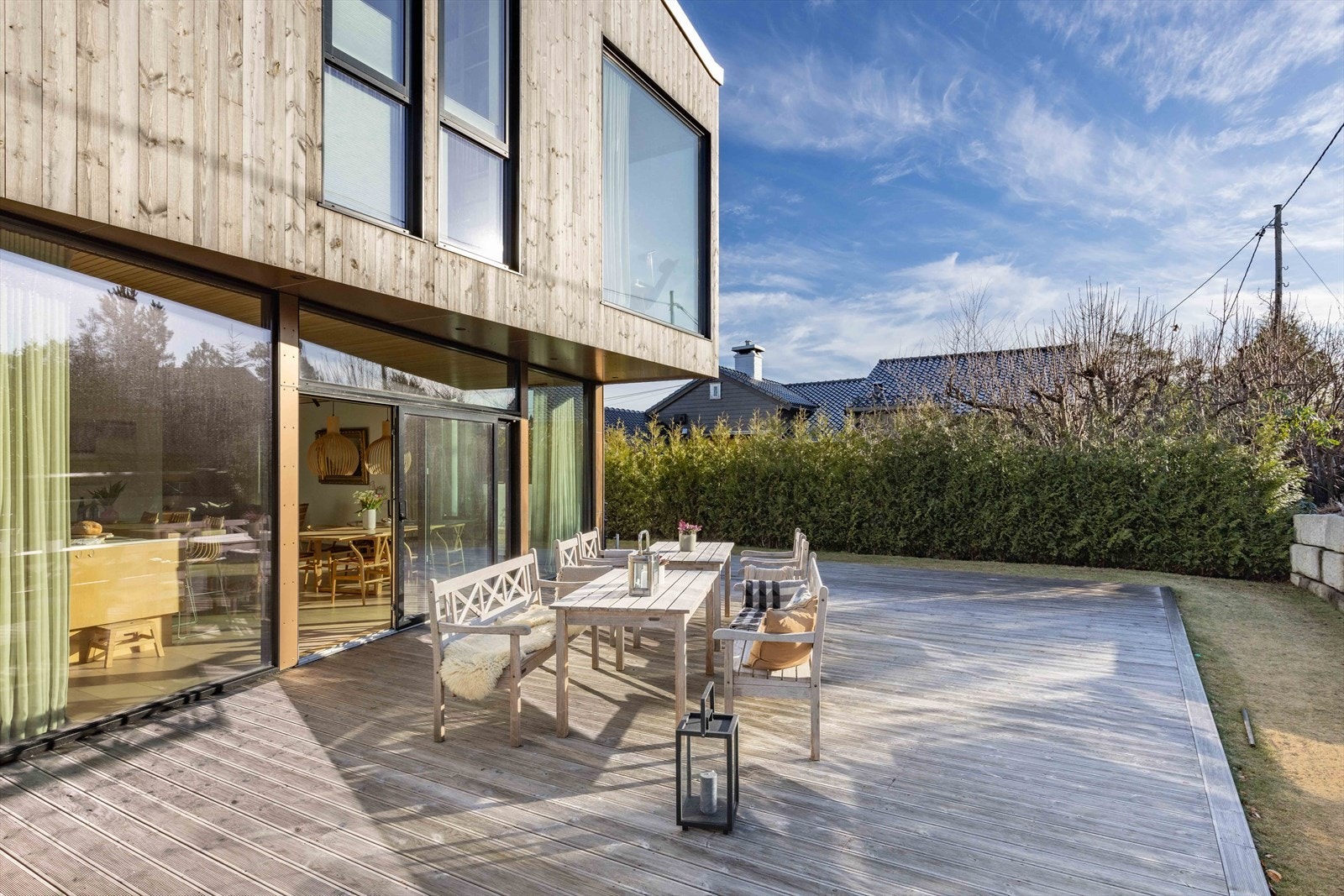 74 solrike kvadratmetere, sørvestvendt med utgang fra kjøkken/stue. Galleribilde