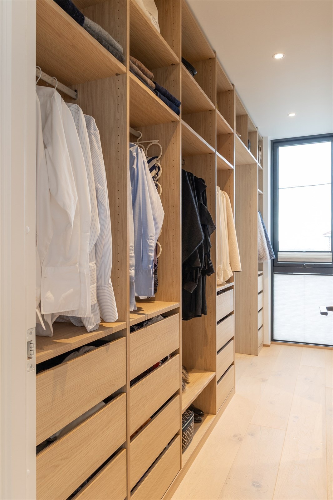 Walk in closet eller walk through til masterbedroom. Galleribilde