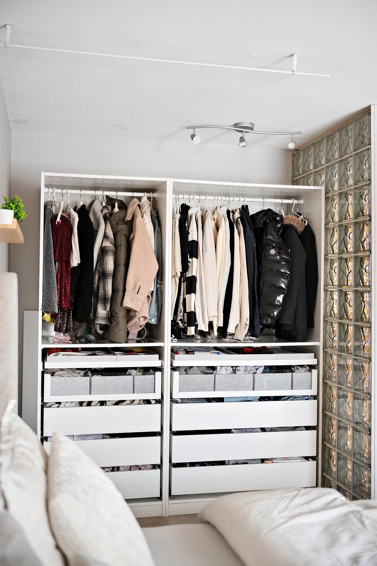 På hovedsoverommet har du god plass til store garderobeløsninger med plass til hele klesskapet Galleribilde