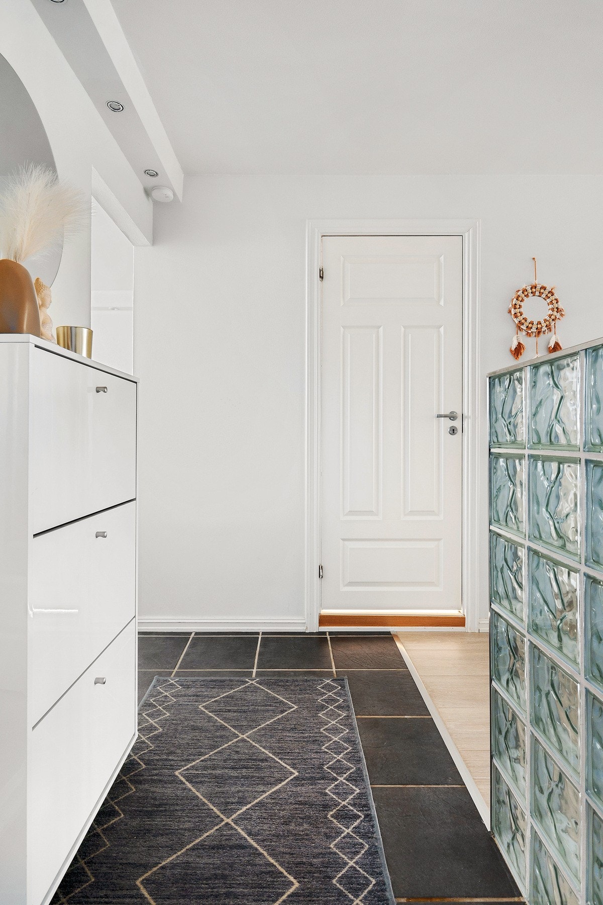 Her har du god plass til å henge fra deg sko og yttertøy Galleribilde