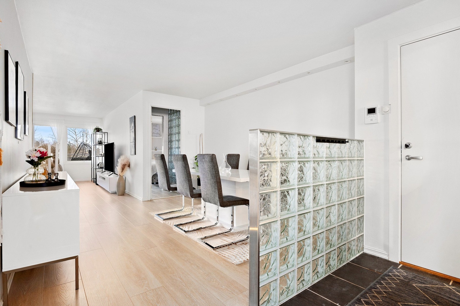 Leiligheten har lyse og luftige oppholdsrom som byr på gode muligheter for sosiale sammenkomster Galleribilde